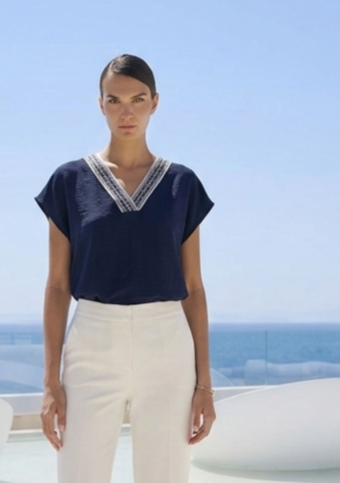 ΜΠΛΟΥΖΑ ΜΕ V